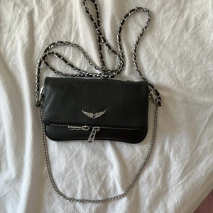 Oanvänd Zadig väska - Inprincip oanvänd Zadig väska, köptes i butik i London. Äktighetsbevis kan skickas med, har använt den va 2 gånger men ska nu flytta och rensar då bland väskorna. Nypris är 2 200kr, mitt pris är 1200kr (pris kan diskuteras)