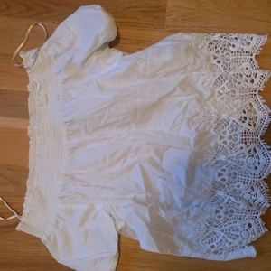 Off shoulder topp - Säljer en off shoulder blus från HM. Säljes pga att den inte kommer till användning. Strl 146, men skulle lätt passa en xs. Supersöt topp, bild med den på kan fås privat! Frakt på 39kr tillkommer💕
