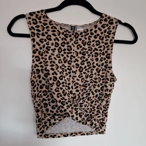 Leopardmönstrad croptop - Croptop från divided. Fin detalj nertill. Använd men i fint skick. Storlek S  Katt finns i hemmet