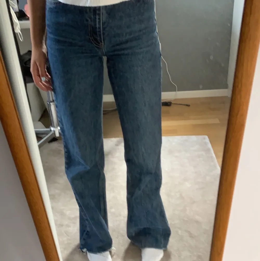 Jeans från zara med hög midja och raka ben, strl 34. Köparen står för frakten.. Jeans & Byxor.