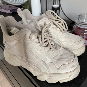 BUFFALO sneakers - chunky sneakers från buffalo i storlek 38! ascoola men har tyvärr ej fått användning utöver 1-2ggr och står därför bara i graderoben.