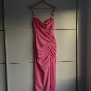 Säljer denna populära rosa zara klänningen, endast använd två gånger!  Köpt för 600 säljer för endast 400, pris kan även diskuteras!  Frakt tillkommer! 