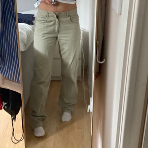 Secondhand jeans från sellpy  - Ett par jeans köpta från sellpy. Saknar knapp men syns inte under en tröja. 