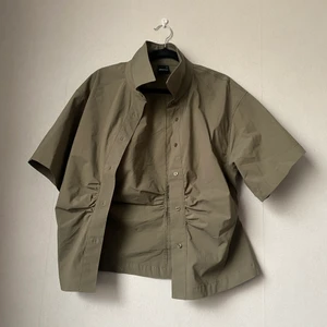 Grön Skjorta/blus  - Oanvänd blus i militärgrön färg. Kan skickas 