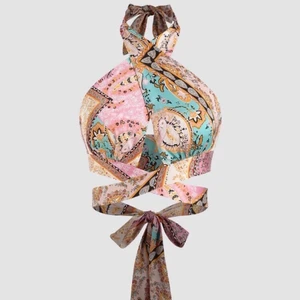 Topp - Skitsnygg cross halter topp köpt från cider för 209kr. Endast testad en gång. Säljer då den inte passade på mig. Köpt i storlek 40/42 men passar till både större och mindre storlekar. Köparen betalar för frakten  Bilder från Cider