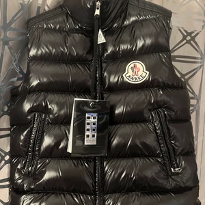Moncler - Väst - Hej! Säljer en helt ny oanvänd Moncler väst i storlek M.  Fraktar i hela Sverige. Möts upp i Stockholm. Skick 10/10. Mitt pris: 4 500 kr.