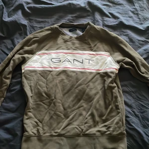 Gant sweater - En mörk grön gant sweater i hyfsat skick