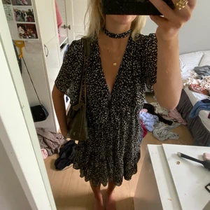 Het klänning - Snyggaste klänningen som man kan knyta vid halsen och utan att knuta vid halsen!!