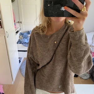 Brun stickad - Gosig brun stickad tjocktrlja ifrån zara, bra skick lite nopprig men gpr att fixa enklet