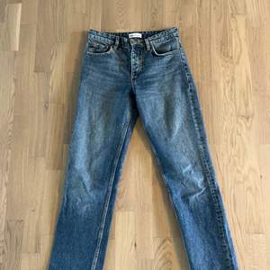Säljer nu dessa snygga straight jeans i storlek 36 från Zara pågrund av att jag växt ur dom. Jeansen är midwaist och full length. Dom passar mig perfekt i längden som är 177cm. Köparen står för frakt💕💕💕💕 
