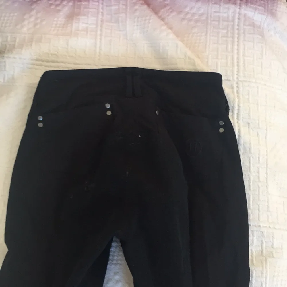 Svarta ridbyxor inga skador och tvätt innan köp. Jeans & Byxor.