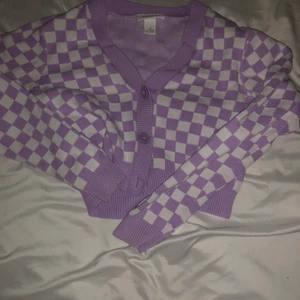 Lila och vit rutig kofta.   - En fin kofta som är lila och vit rutig, kontakta mig om ni är intresserade 