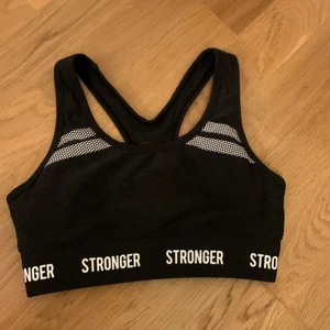 Stronger  - Säljer denna sköna stronger sport bhn då den är för liten för mig💕 