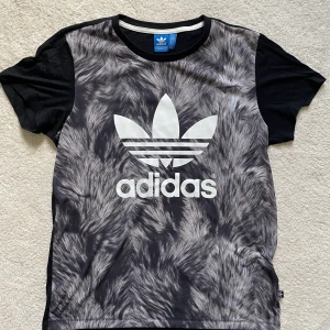 Adidas t-shirt i stl 36 - Fin ny t-shirt från Adidas i stl 36! Endast provad!   Pris 100:- + porto (köparen står för frakten)   Djur och rökfritt hem 