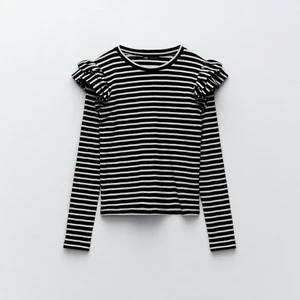 Randig tröja med volanger - Säljer randig tröja med volanger från zara! Jättefint skick, hör av dig om du är intresserad!