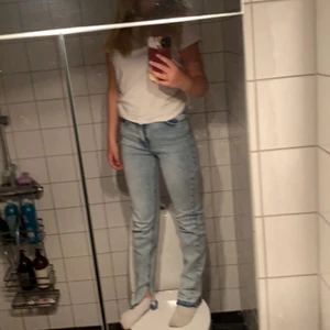Jeans - Snygga jeans med slits, de är nästan oanvänd❤️