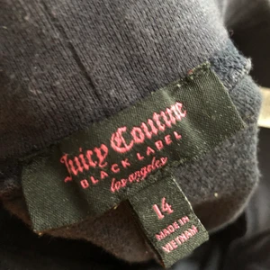Juicy couture  - Ett par juicy byxor som är i en svart färg, den är i barnstorlek så skulle passa något barn man känner, småsyskon? Det har ett stort utryck där de står juicy på framsidan ingen   frakt. Passar ett barn i 157cm