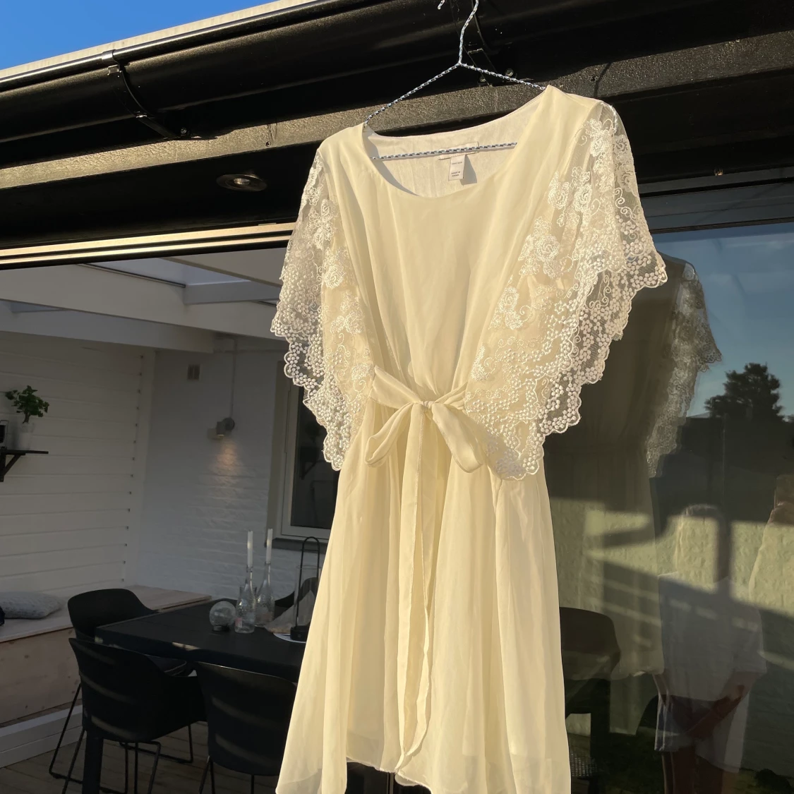 Krämvit sommarklänning