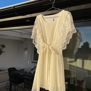 Krämvit sommarklänning - Vida armar och band i midjan. 