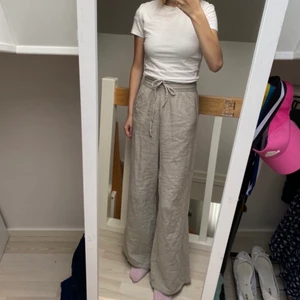 Linnebyxor - Linnebyxor jag köpt här på Plick. Är lite gråa i nyansen. Från märket Oysho. Storlek XS. Passar nog även S. Är i mycket fint skick! 