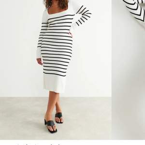 Söker den stickade klänningen ”Maja” från Gina Tricot som är helt slutsåld på hemsidan!! Storlekarna xs-m 🧡