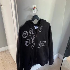 Ono Of One hoodie stlk M - Hej! Säljer min One of one hoodie som är i ganska bra skick, tröjan är tvättad ca 4-5 gånger och kan därför börja bli lite nopprig eller blekt om ett tag, alla stenar kvar men säljer pga att den börjar bli lite för liten för mig som är 176 cm lång.
