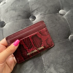 Korthållare - Superfin korthållare från Michael kors. Äkta, köpt på zalando för 500kr tror jag. Jättebra skick. Finns plats för 5 kort i vanlig strl. Frakt tillkommer 