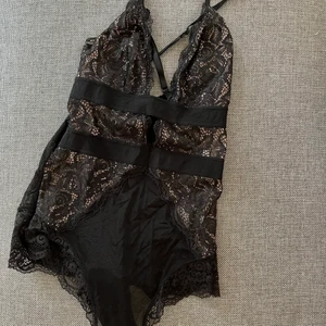 Spetsbody  - Svart spetsbody från H&M i storlek XS 🦋 