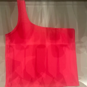 Topp  - Jättefin topp från pull & bear använd 1 gång. Superbra skick. Frakt står köparen för! 