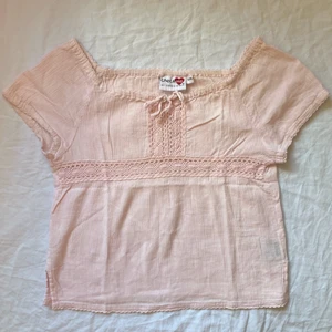 sött y2k topp - gullig y2k topp, barnstorlek 104 men passar XXS/XS/S på grund av stor i storleken. Köparen står för frakt. ⭐️