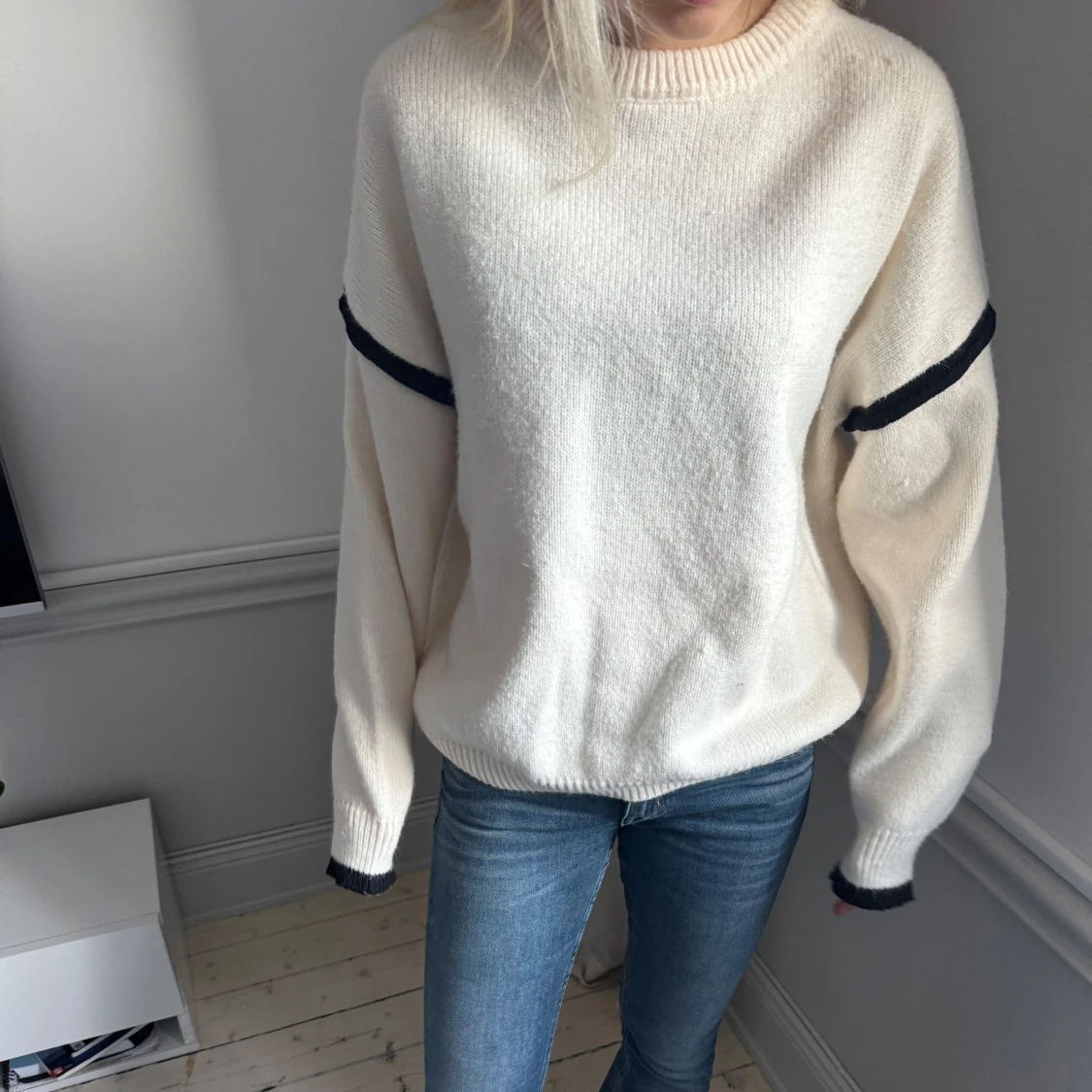 Vit stickad tröja med svarta detaljer - 1