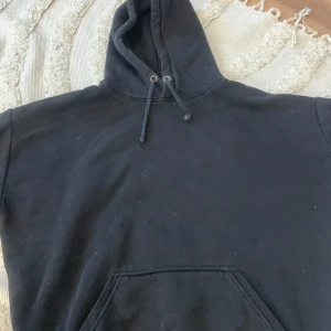 Svart hoodie från BikBok - Säljer en klassisk svart hoodie från BikBok. Den har en justerbar huva med dragsko och en stor magficka framtill. Perfekt för en avslappnad stil. 🖤