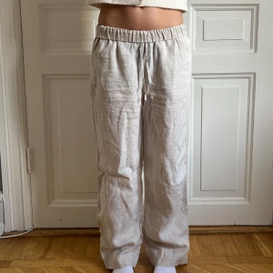 Beige linnebyxor från Arket - Väldigt sköna linnebyxor från Arket! obs har vikt ner dem i de första bilderna, har med bild utan. Pris kan diskuteras 💞Nypris ca 690kr