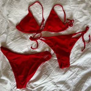 Röd bikini - Snygg bikini med två underdelar! Den är oanvänd! Köpt för något år sedan på shein 💞