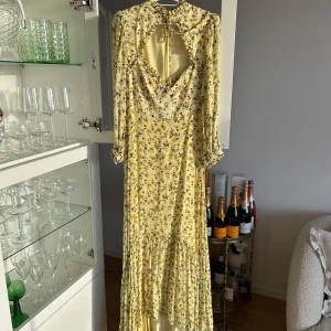 Slutsåld by malina klänning 🤍 - Så otroligt fin by malina klänning, väldigt unik då den inte säljs mer och är svår o få tag i🤍 Klänningen är som ny i skicket!