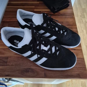 Svarta Adidas stadt sneakers - Säljer ett par svarta Adidas stadt sneakers som är helt nya (bara testade). Storlek 44. Nypris 1700🌟🌟b.v.s.a. 