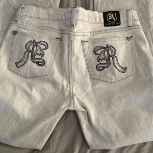 Rock republik jeans - Fina rock republik jeans med fin logga i rihnestones på back fickorna. Jätte bra skick en lite fläck i skrevet går förmodligen att tvätta. Avklippta av förra ägaren kom gärna med prisförslag eller frågor💕 /iris