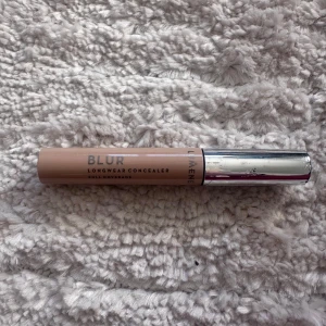 Blur Longwear Concealer dark - Säljer en Blur Longwear Concealer från Lumene i färgen dark. Den har en beige nyans och kommer i en praktisk tub med silverlock. Perfekt för att täcka ojämnheter och ge en jämn hudton. Helt ny och oöppnad🤍
