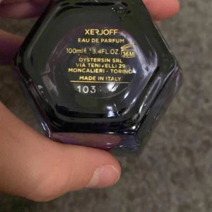 Xerjoff Eau de Parfum 100ml - Elegant parfym från Xerjoff i en lyxig blå flaska med guldiga detaljer. Flaskan rymmer 100 ml och har en distinkt form med en gyllene kork. Tillverkad i Italien, denna doft är perfekt för den som söker något exklusivt. Tyvärr är det endast 30-25 ml kvar men det räcker med ett sprut eftersom den håller i mer än en dag.