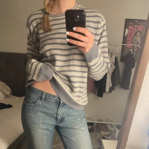 Randig tröja - Grå/blå randig tröja i herrmodell 