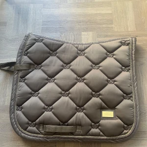 Equiestrian Stockholm Dressyrschabrak  - Säljer nu mitt es som är nästan helt nytt, använt 2 gånger. Det är i storlek cob. Köpt för ca 700kr och säljer för 300kr. 