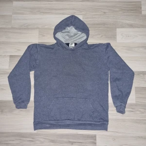 Gråblå hoodie från Sargantana  - Säljer en klassisk gråblå hoodie från Sargantana. Den har en stor ficka framtill och en bekväm huva med ljusgrå insida. Perfekt för kyliga dagar och avslappnade stunder. 🩶