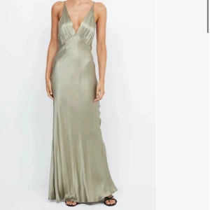 Långklänning  - Klänning från bec + bridge. Perfekt för studentbal, examen, middagar, bröllop eller andra event. Elegant grön långklänning i satin med djup v-ringning och smala axelband. Använd vid endast ett tillfälle och köptes på bec + bridge för ca 4000kr med tullavgifter mm.