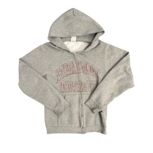 Russell Athletic Zip Hoodie - Jag säljer en grå zip hoodie från Russell Athletic i vintage stil, med ett coolt tryck på framsidan. Den har en mysig huva och långa ärmar. Storlek S, bara att släng iväg ett meddelande om du har några frågor!