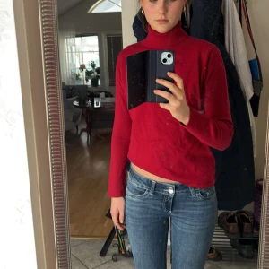 Röd polotröja - Säljer en stilren röd polotröja med långa ärmar. Perfekt för kyligare dagar och ger en klassisk look. Tröjan är mjuk och bekväm att bära. Säljer för att den inte kmr till användning💛Köpt på Gran canaria, därav märket.