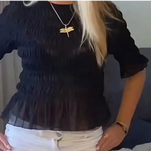 Smockad topp - Snygg svart topp från Gina tricot som är använd 1 gång💕säljer pågrund av att den ej kommer till användning