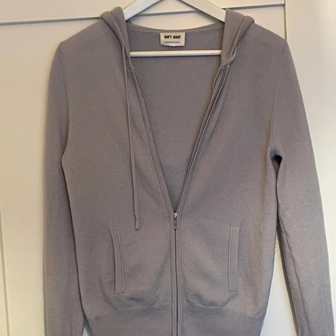 Grå hoodie från Soft Goat