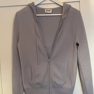 Grå hoodie från Soft Goat - Kashmir ziphoodie från Soft Goat i 100% kashmir. | Storlek XS | Nypris: 2700, Mitt pris: 890 | Bra skick men tecken på användning finns, en liten, knappt synlig defekt på bild 4 på baksidan av ärmen | Skriv vid minsta fråga eller fundering! | 