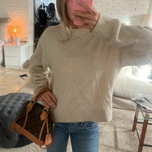 Beige stickad tröja från Bik Bok - Mysig beige stickad tröja från Bik Bok i alpackablandning. Tröjan har långa ärmar och ribbade muddar vid ärmslut och nederkant💖 Stl XS men passar som xs-s. Lite nopprig (se sista bilden)