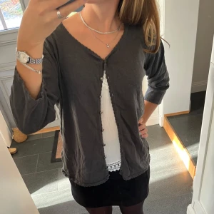 Grå stickad kofta  - Trekvartsärmad kofta i fint skick. Märket syns på sista bilden. Kan inte hitta storlek men skulle säga M. Använd gärna köp nu!